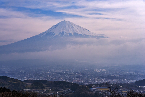 雲間から霞み富士