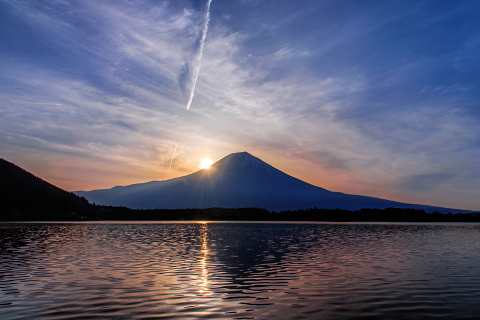 流れる薄雲と日の出
