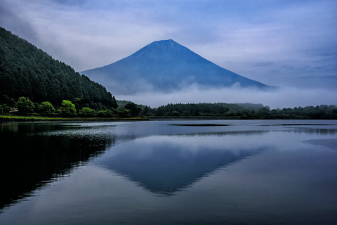 雨上がり直後の幻想的な湖畔