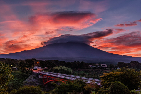 見応えある朝焼けと笠雲