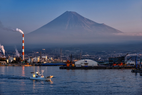 港からの浮かび上がる富士山
