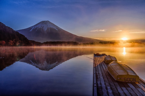 幻想的な湖面の湯気