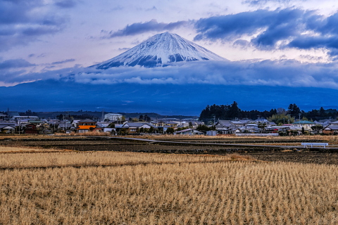 雲間からの富士山