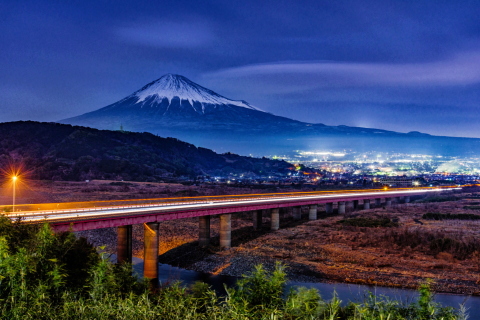 夜明け前の富士山と流れる雲