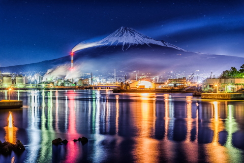 夜明け前のきらめく港と富士山