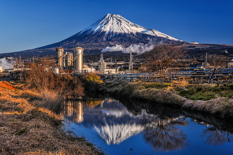 澄んだ冬空に映える富士山と逆さ富士