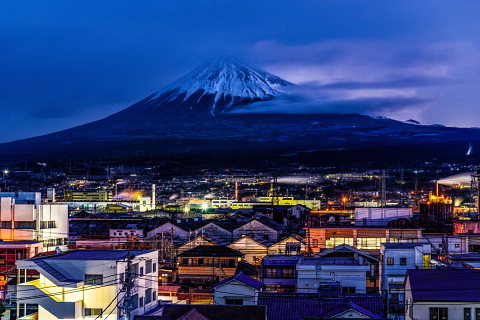夜明けの街と雲に飲まれる富士山
