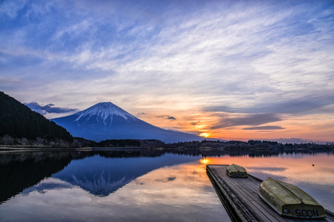 薄雲流れる湖畔の富士