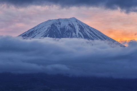 雲間からチラッと朝焼け富士