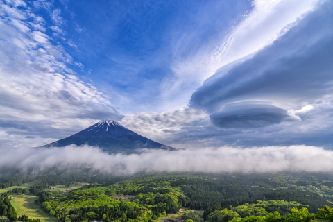 富士の周囲に多彩な雲！