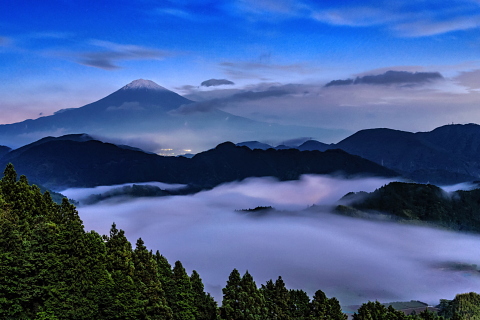 月明かりに浮かぶ冠雪富士と山里の雲海