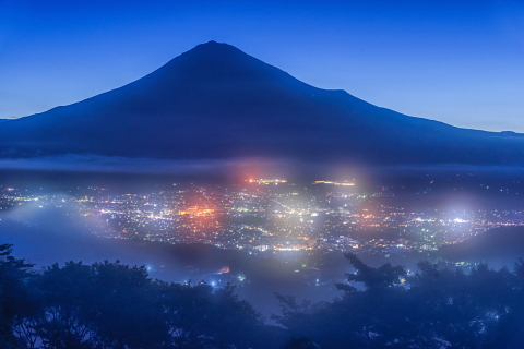 幻想的な夜景富士