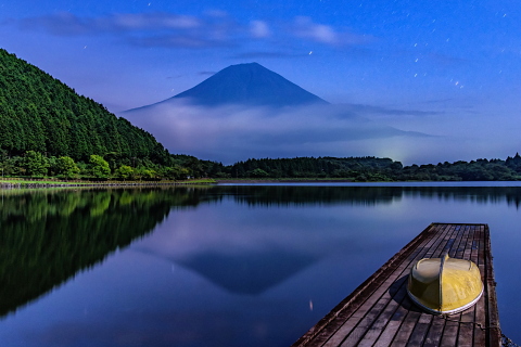 月明かりに浮かぶ富士