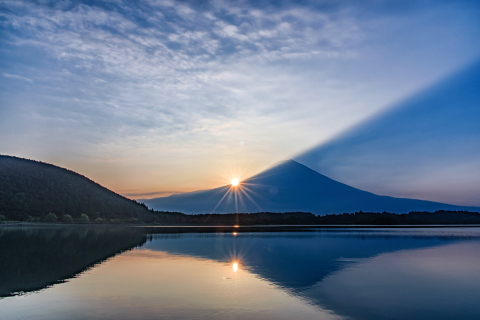 田貫湖からの日の出富士と雲の流れ