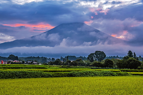 暴れ雲と朝焼け