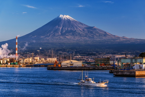 出港する船と富士山の風景