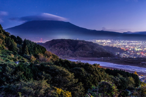 笠のような雲を被る夜明けの富士山