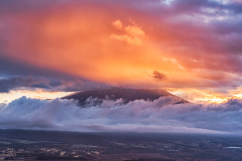 朝日の射し込みで染まる低い雲