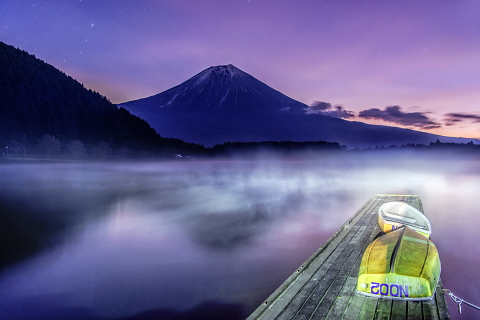 夜明けの湖面に漂う蒸気
