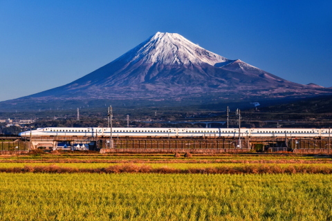 晩秋の田園からの富士山と新幹線