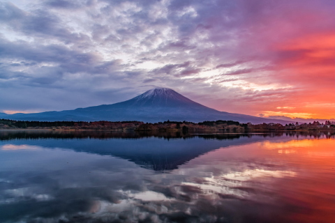 富士山の右半分朝焼け！