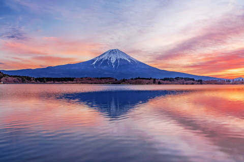 ほんのり朝焼けの湖畔