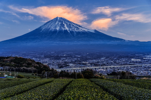 富士山の上に朝焼け雲