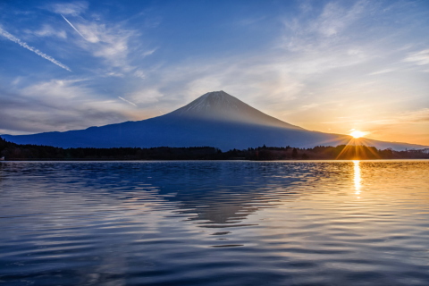 湖畔からの素敵な日の出