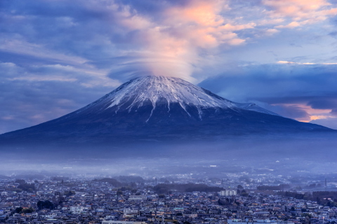 ほんのり色付く笠雲
