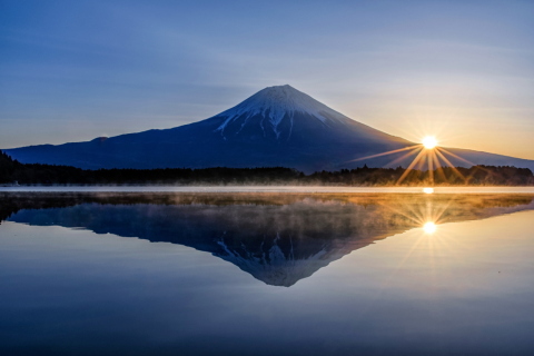 穏やかな湖畔からの日の出富士