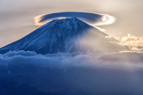 笠雲から透けて見える太陽