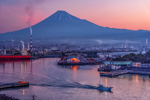 ほんのり朝焼けの港