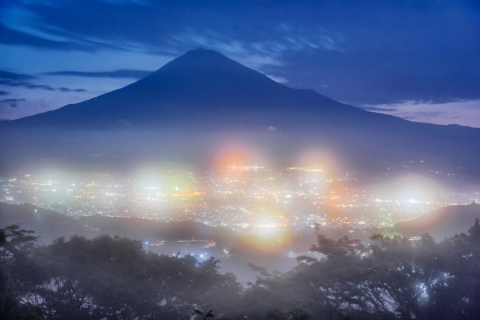 霧漂う幻想的な夜明け富士
