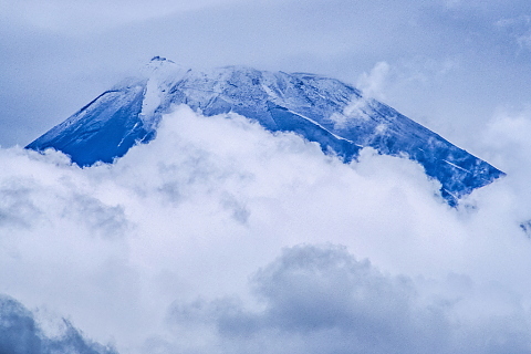 雲間から一瞬見えた冠雪富士