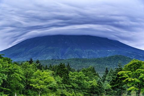 重い感じの笠雲