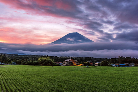 里山の田園からの富士と朝焼け