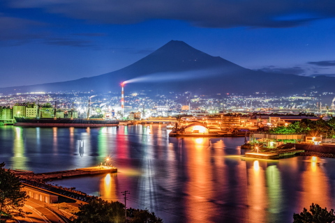 きらめく夜明けの港と富士山