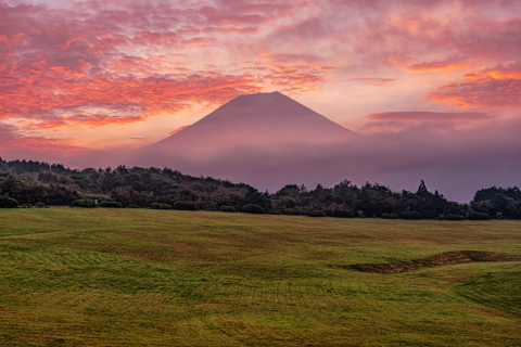 高原からの朝焼け富士山