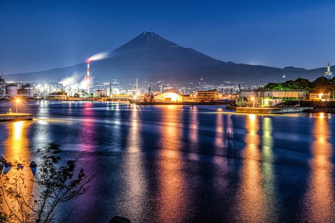 きらめく港の夜景と富士山