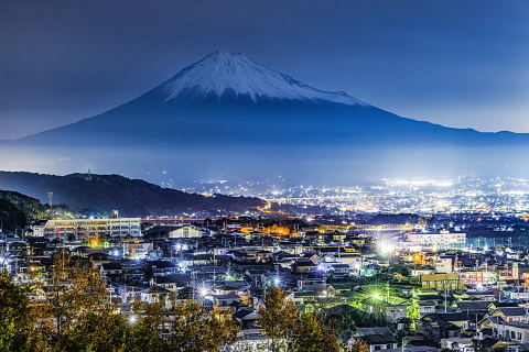 きらめく街に浮かぶ富士山