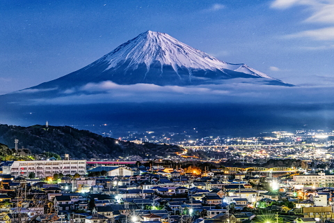 夜明けの街と雲に浮かぶ富士
