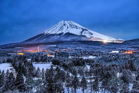 雪化粧の高原からの夜明け富士