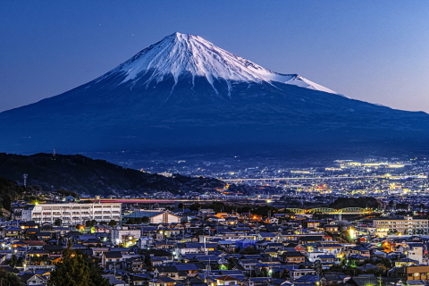 夜明けの街と富士山