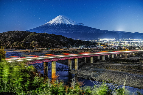 夜明け前の月に照らされた富士
