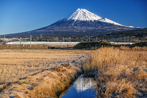 ちょこっと逆さ富士映る田園と新幹線
