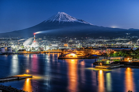 夜明けの港と富士山