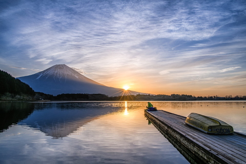 薄雲流れる素敵な湖畔