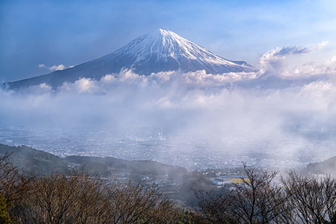 霧と雲に浮かぶ富士山