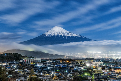 月夜の雲海に浮かぶ富士山