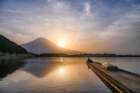 柔らかな湖畔の日の出